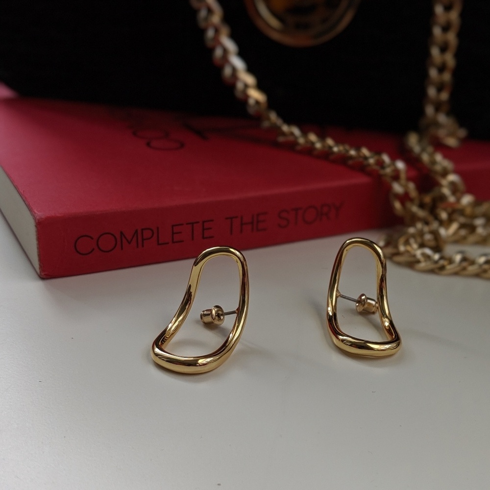 Geo Curved Earrings - Picture 2 of 3